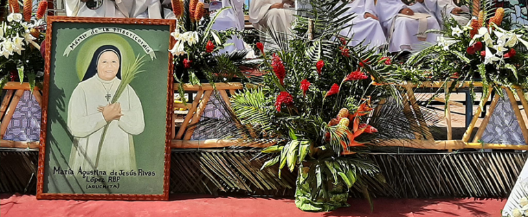 Ein Porträt von Schwester Aguchita während der Seligsprechungsfeier in La Florida.